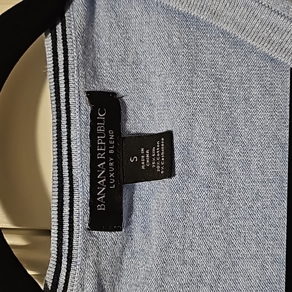 Banana Republic V neck sweater - Picture 2 of 2